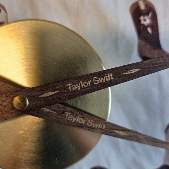 Taylor Swift CD Clock - Picture 3 of 4